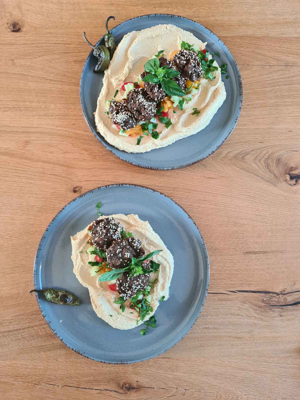 Platou de humus si falafel de casa cu lipie calda si legume proaspete