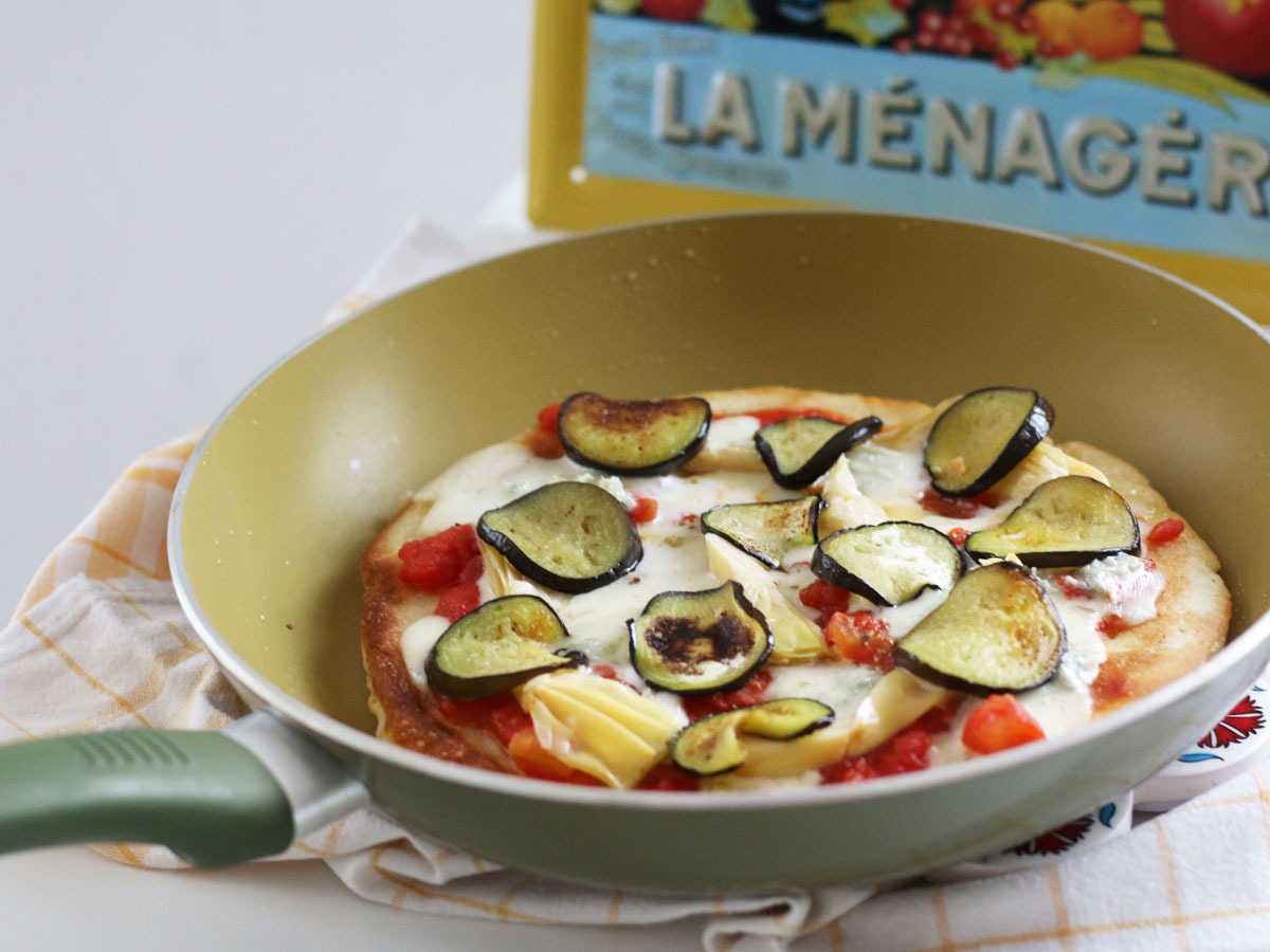 Pizza la tigaie cu mozzarella și vinete, fără cuptor
