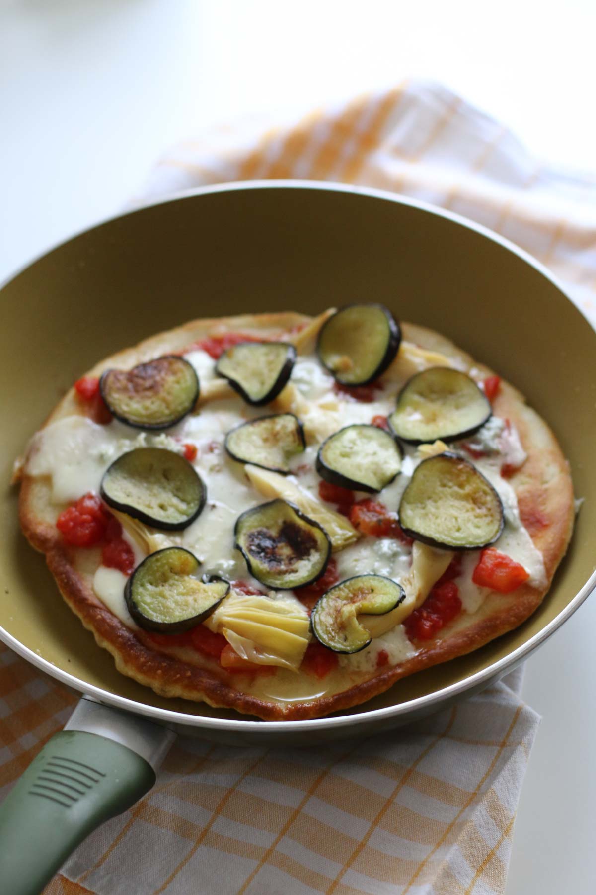 Pizza la tigaie gătită în tigaie, fără cuptor