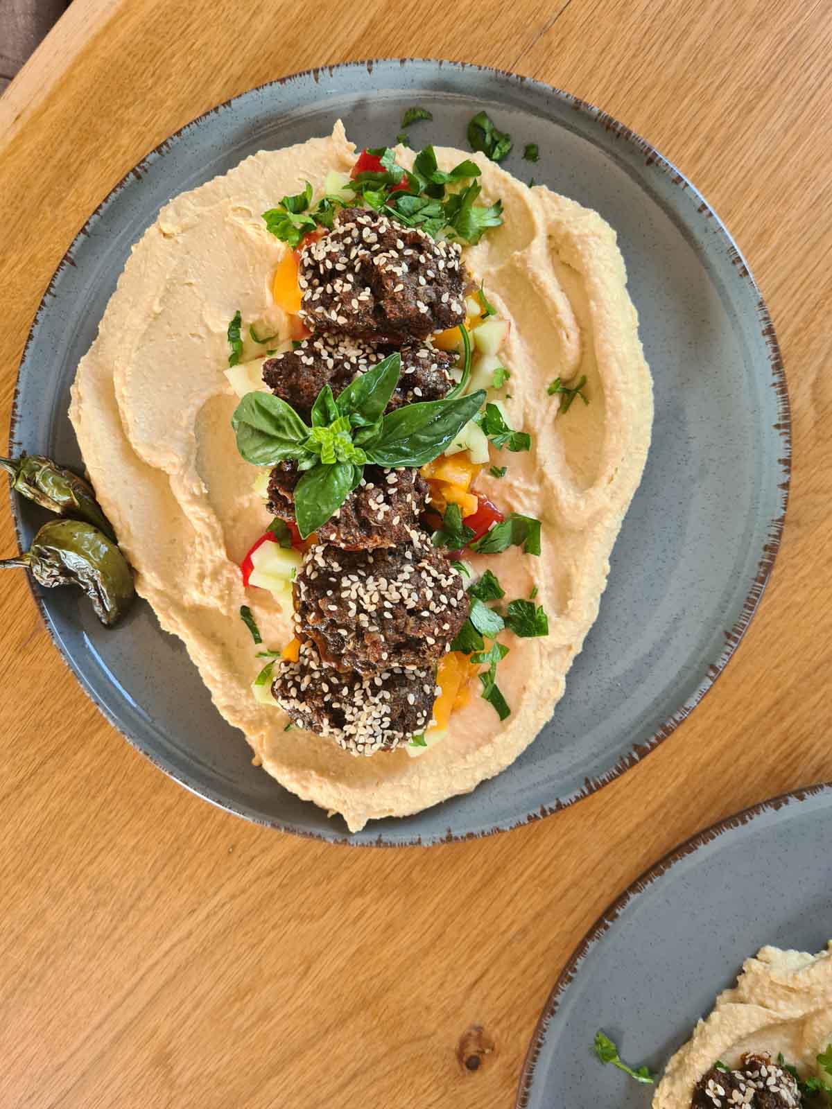 Platou vegan de mezze cu humus si falafel, gata de servit