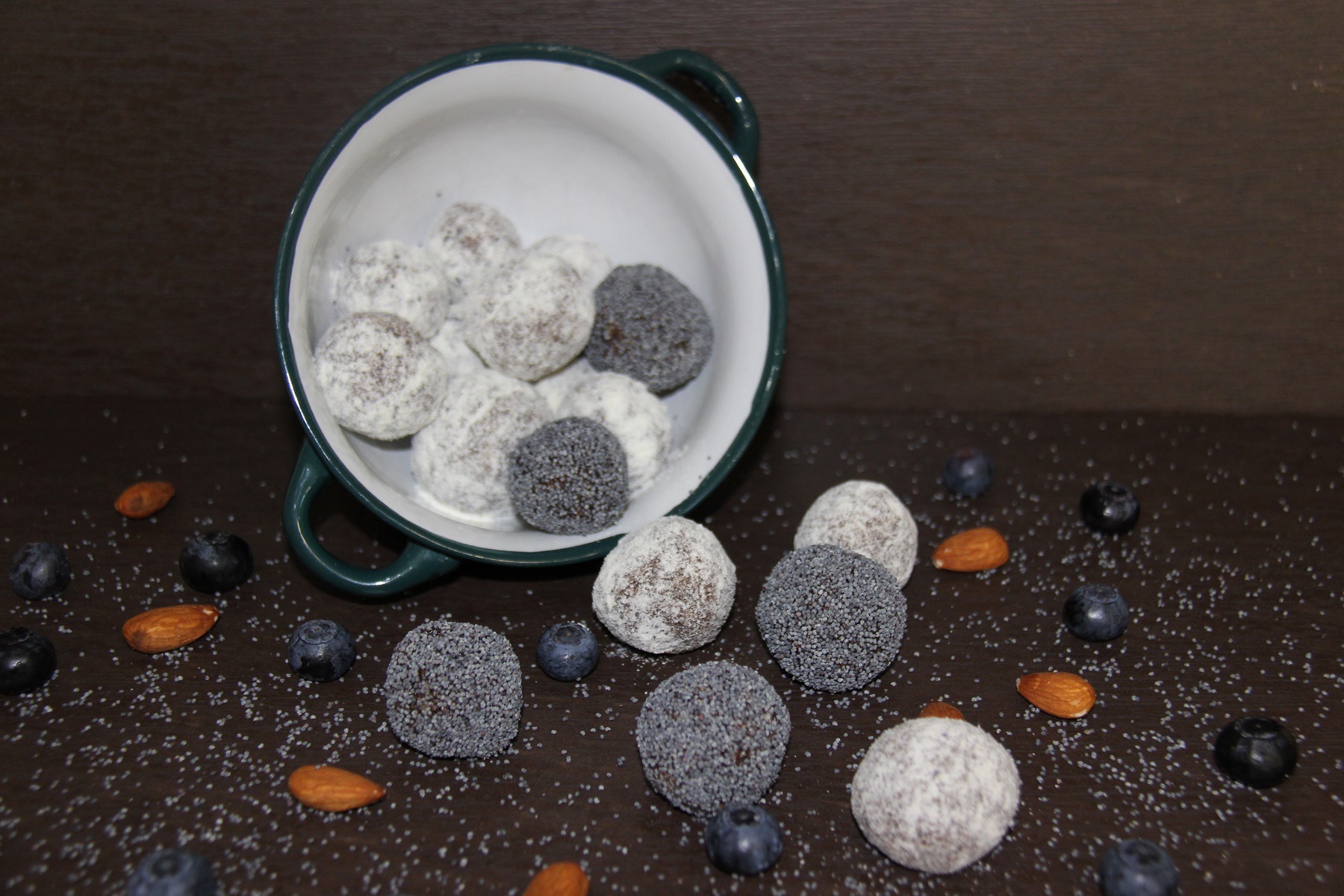 Bomboane raw cu curmale, migdale si carob