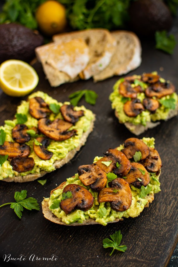 Bruschete cu avocado si ciuperci rumenite