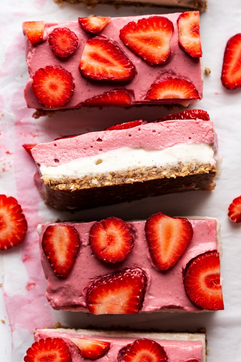 Cheesecake raw fara coacere cu capsune