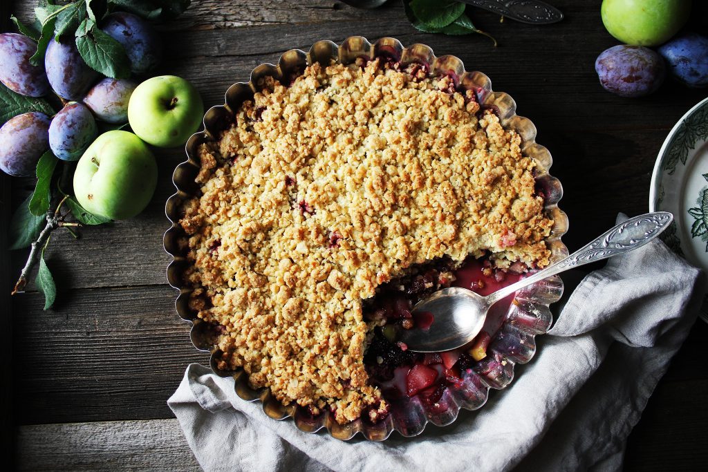 Crumble cu prune si mere