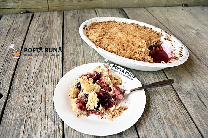 Crumble cu prune si piersici