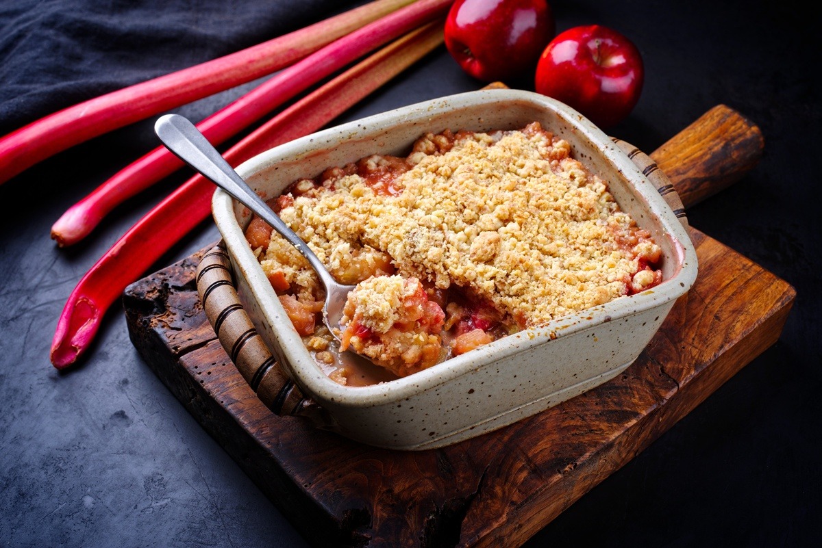 Crumble cu rubarba si mere