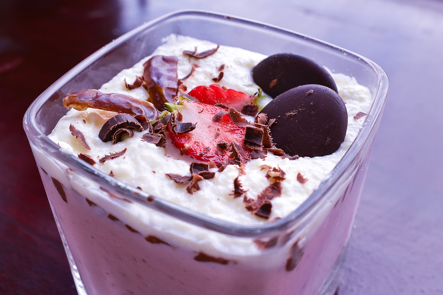 Desert vegan fara gluten cu capsuni si curmale
