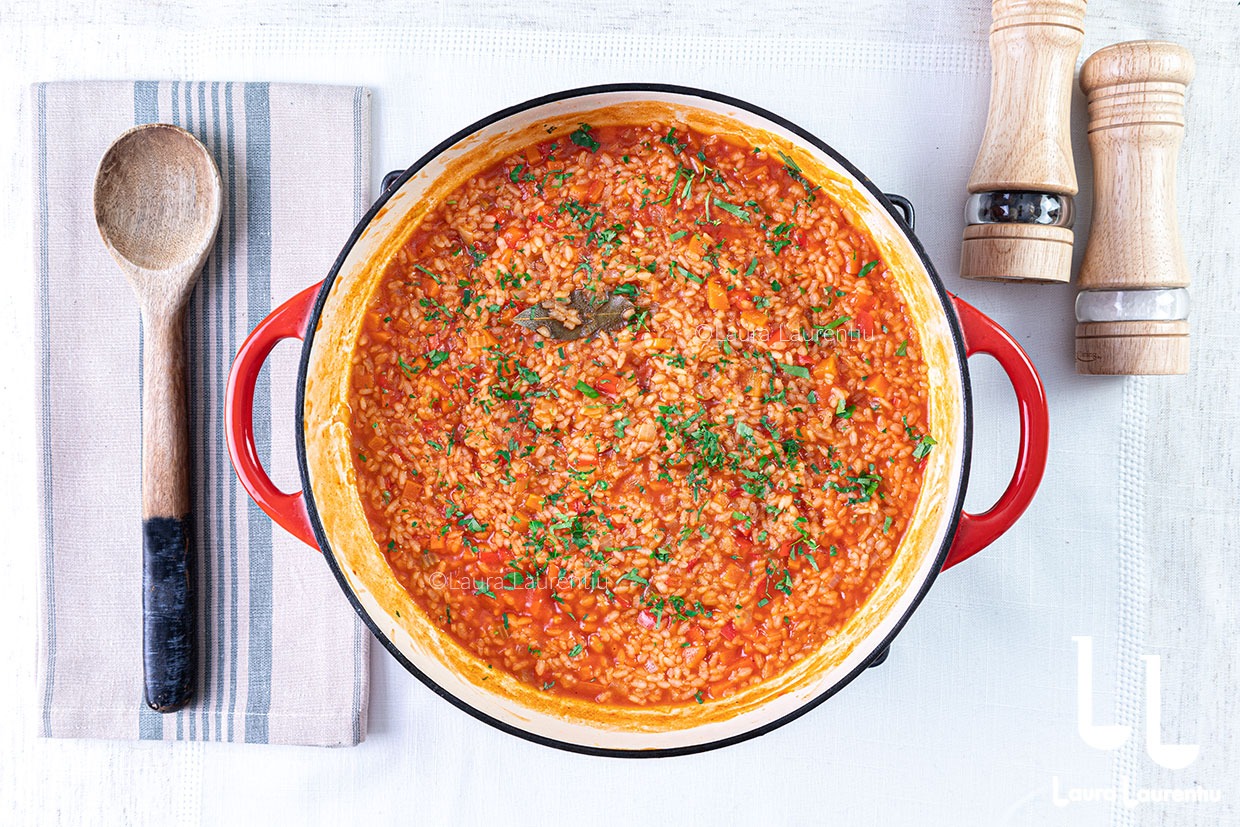 Pilaf de orez sarbesc cu legume si rosii