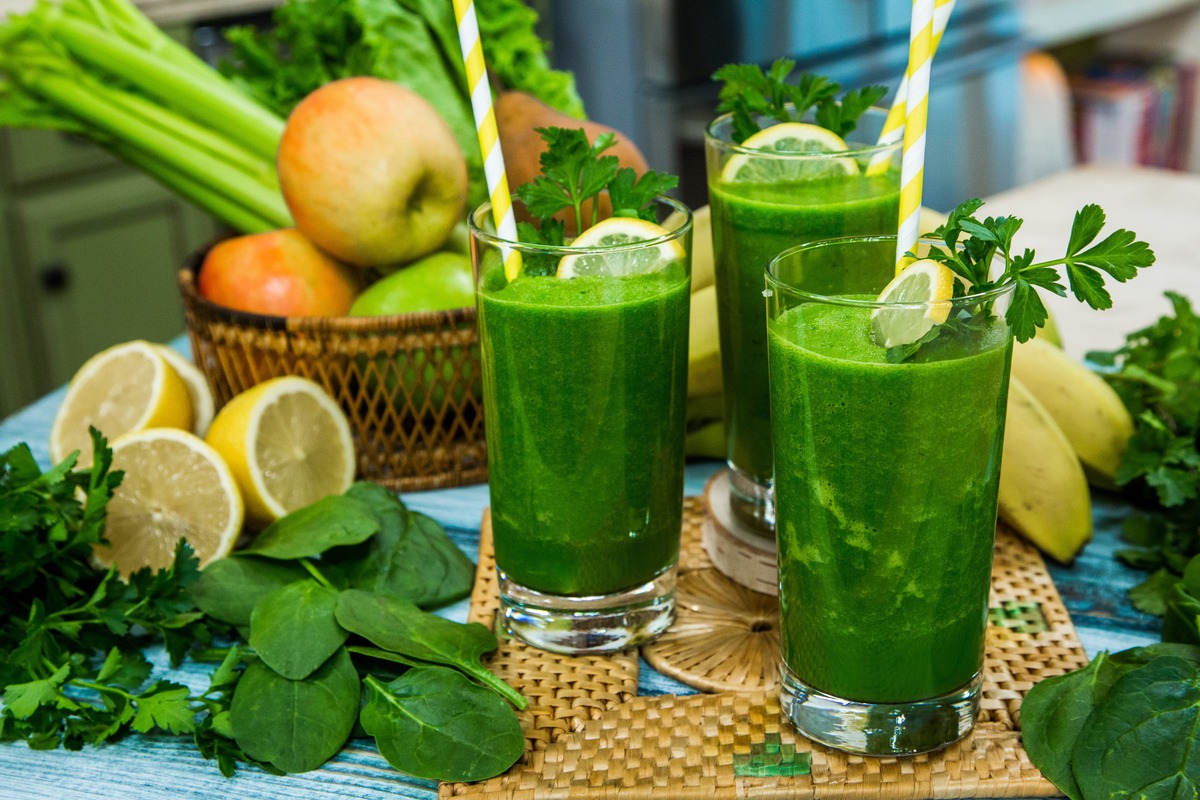Smoothie cu mar verde, telina si ghimbir