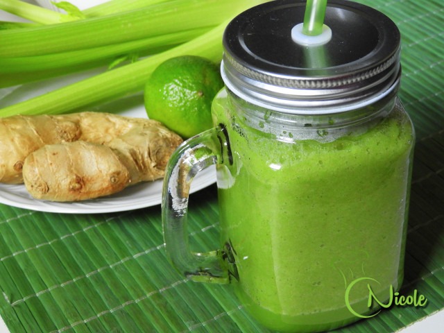 Smoothie verde detoxifiant cu telina, castravete si mar