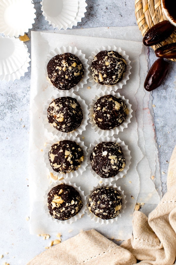 Vegan Bliss Balls with Dates and Peanut Butter