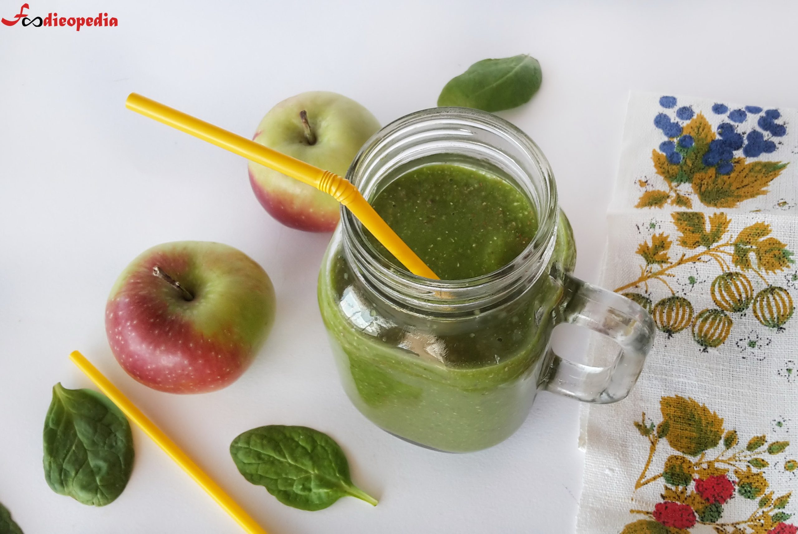 Smoothie cu spanac, banana si mar