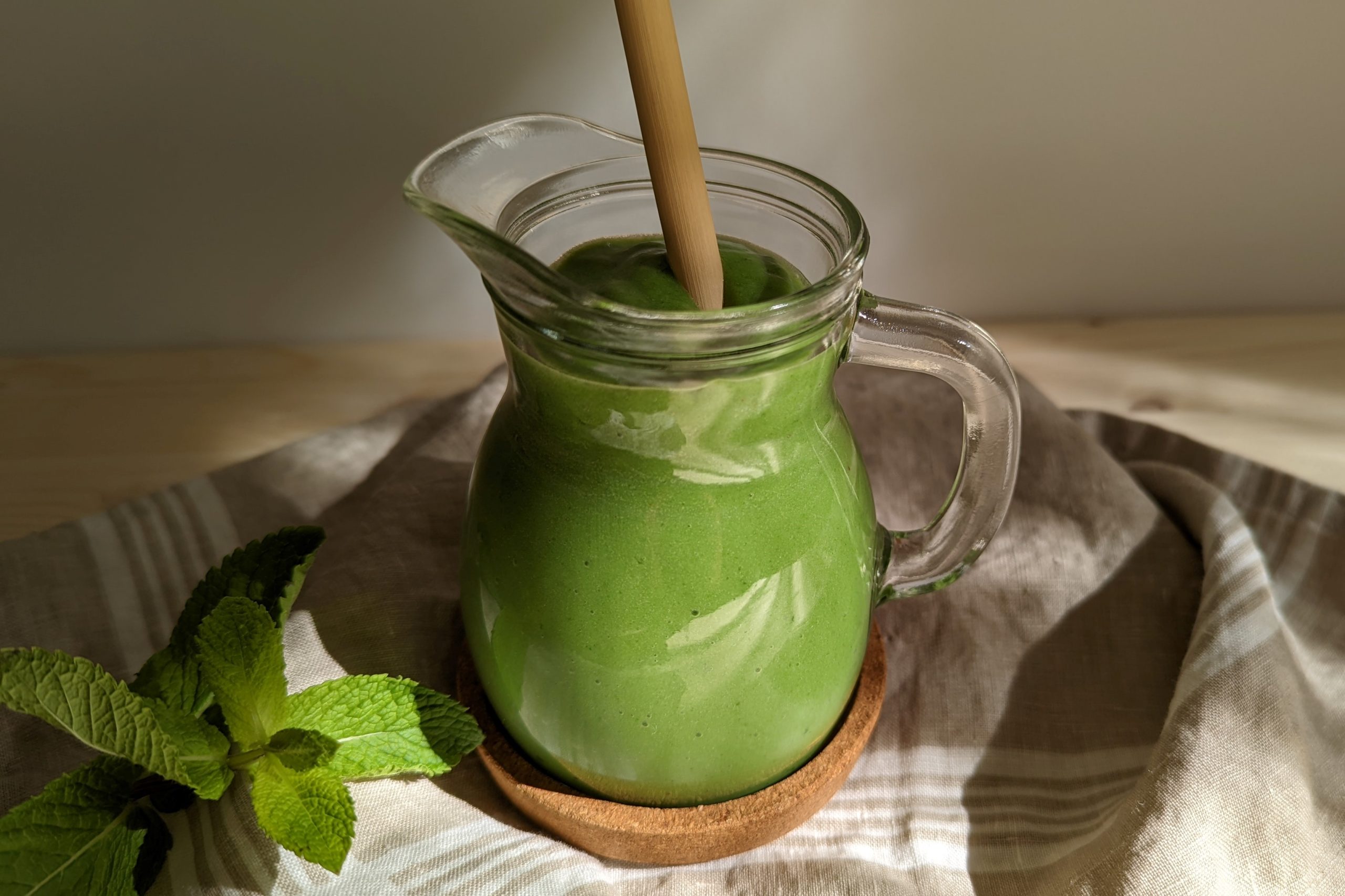 Smoothie verde cu banana si menta