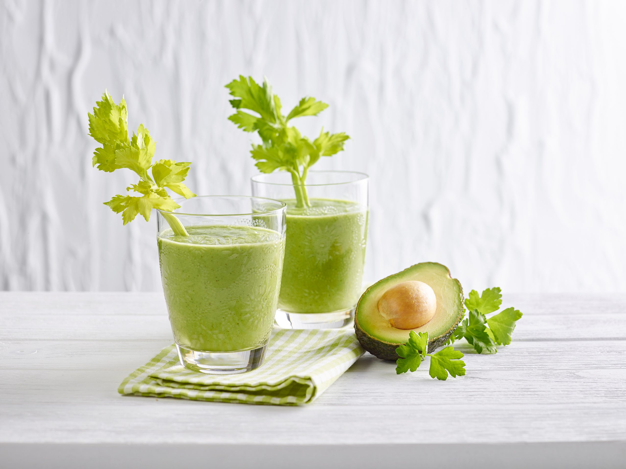 Smoothie verde cu patrunjel si avocado