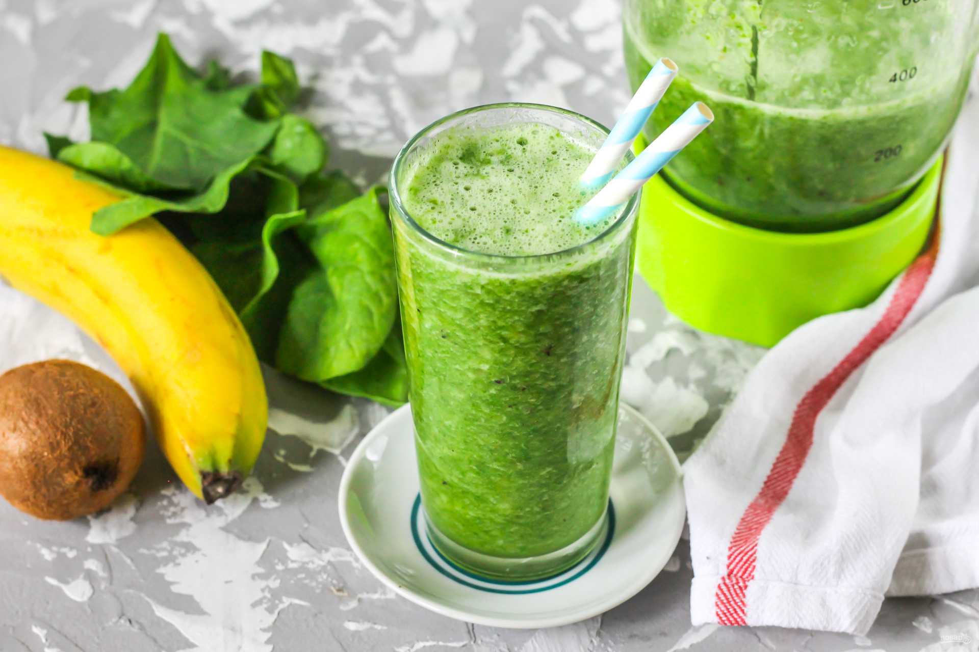 Smoothie verde cu spanac, banane si migdale