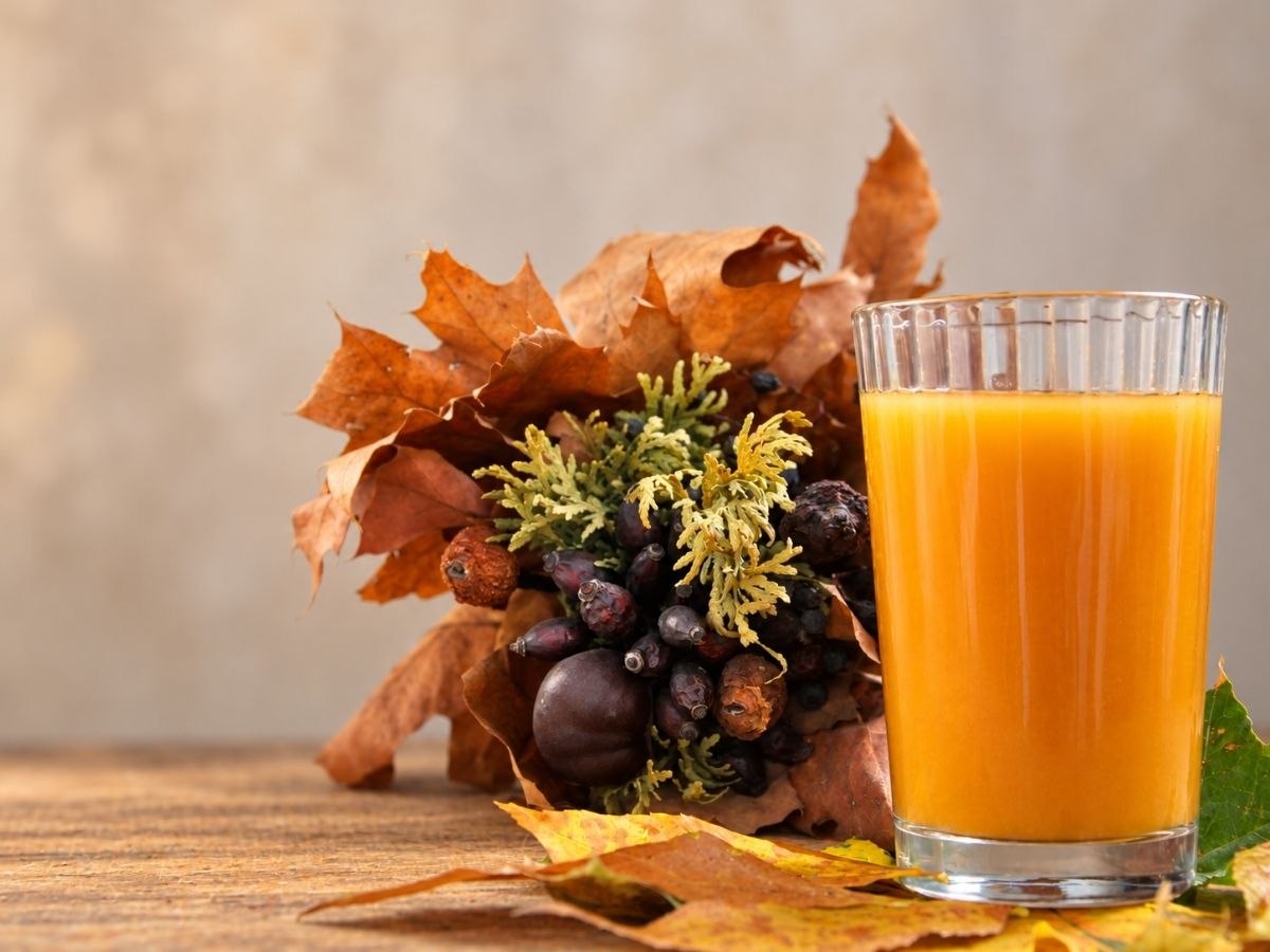 Smoothie gros de dovleac cu granola deasupra, ca o crustă de plăcintă
