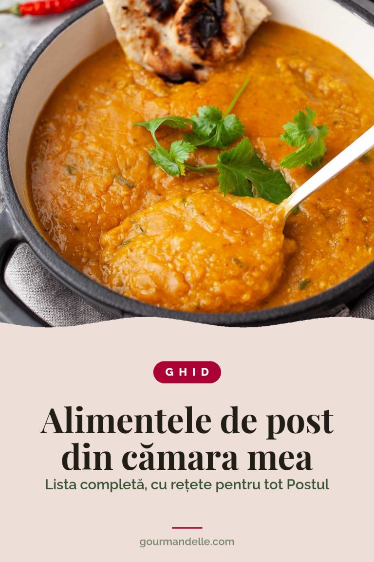 Curry de linte roșie într-o oală neagră, cu coriandru proaspăt și o bucată de lipie, deasupra titlului Alimentele de post din cămara mea.