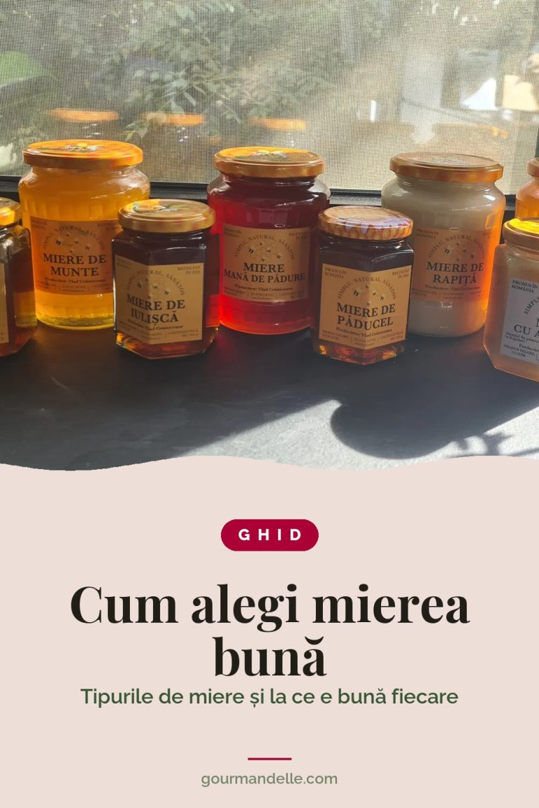 Borcane cu miere românească pe un pervaz însorit, de la mierea cremoasă de rapiță la mierea de mană roșie, deasupra titlului Cum alegi mierea bună: tipurile de miere și la ce e bună fiecare.