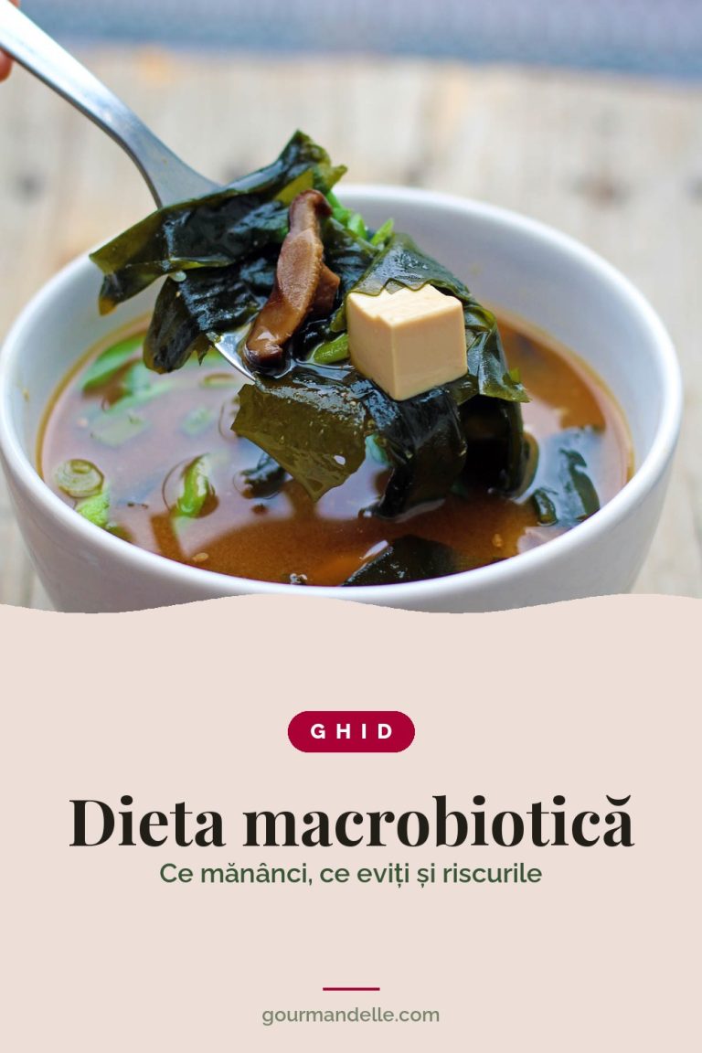 Supă miso vegană cu wakame, tofu și shiitake într-un bol alb, deasupra titlului Dieta macrobiotică: ce mănânci, ce eviți și riscurile.