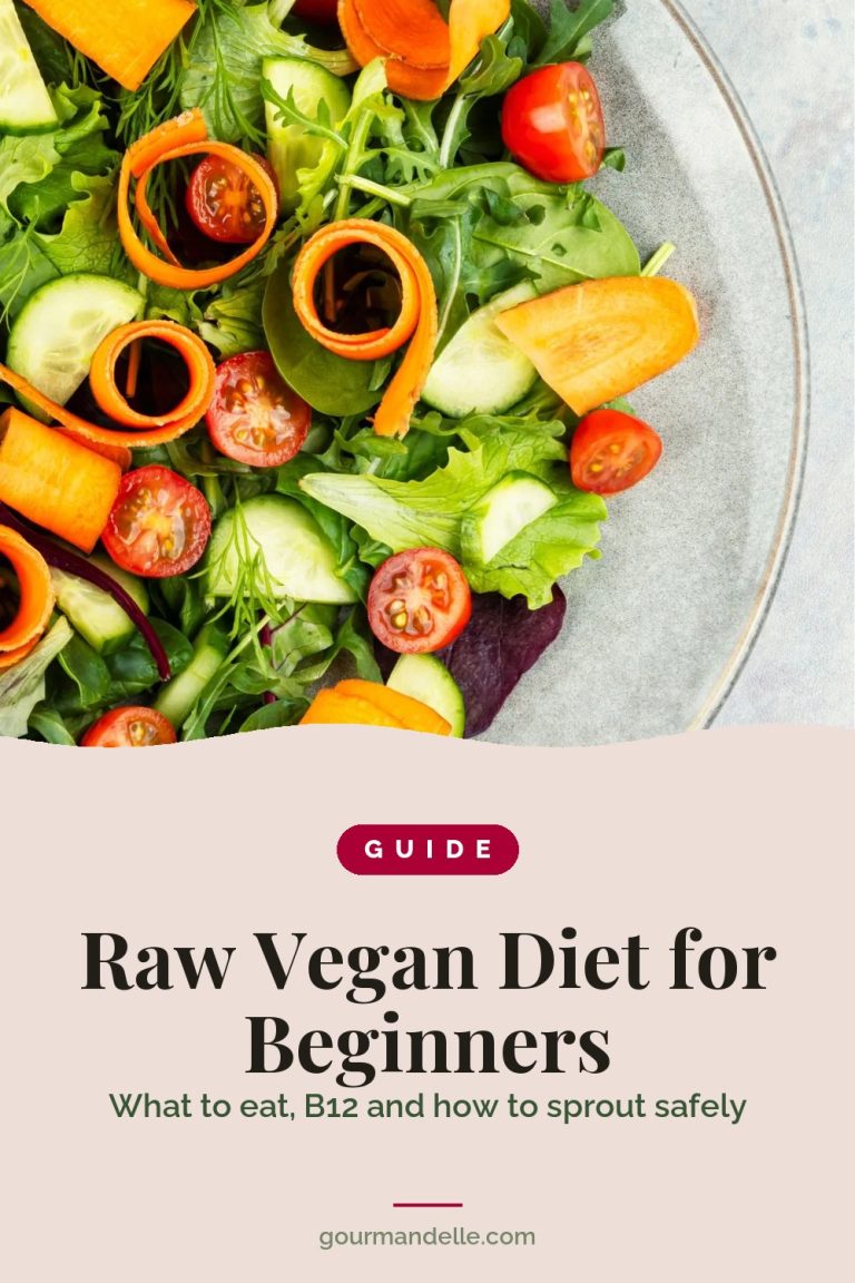 Guide cover for the raw vegan diet for beginners: a salad with greens, carrot ribbons, cherry tomatoes and cucumber seen from above, over the title.
